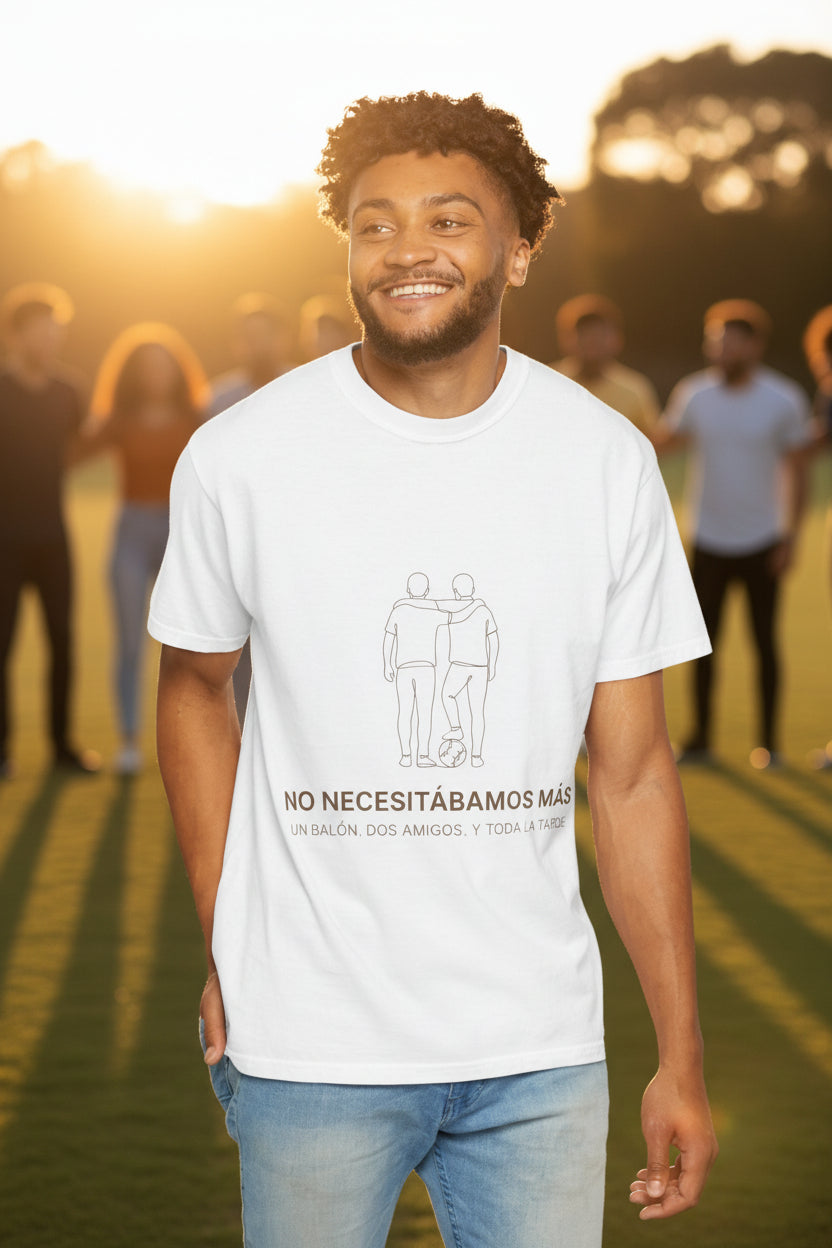 CAMISETA BARRIO. NO NECESITÁBAMOS MÁS. UN BALÓN. DOS AMIGOS. Y TODA UNA TARDE.